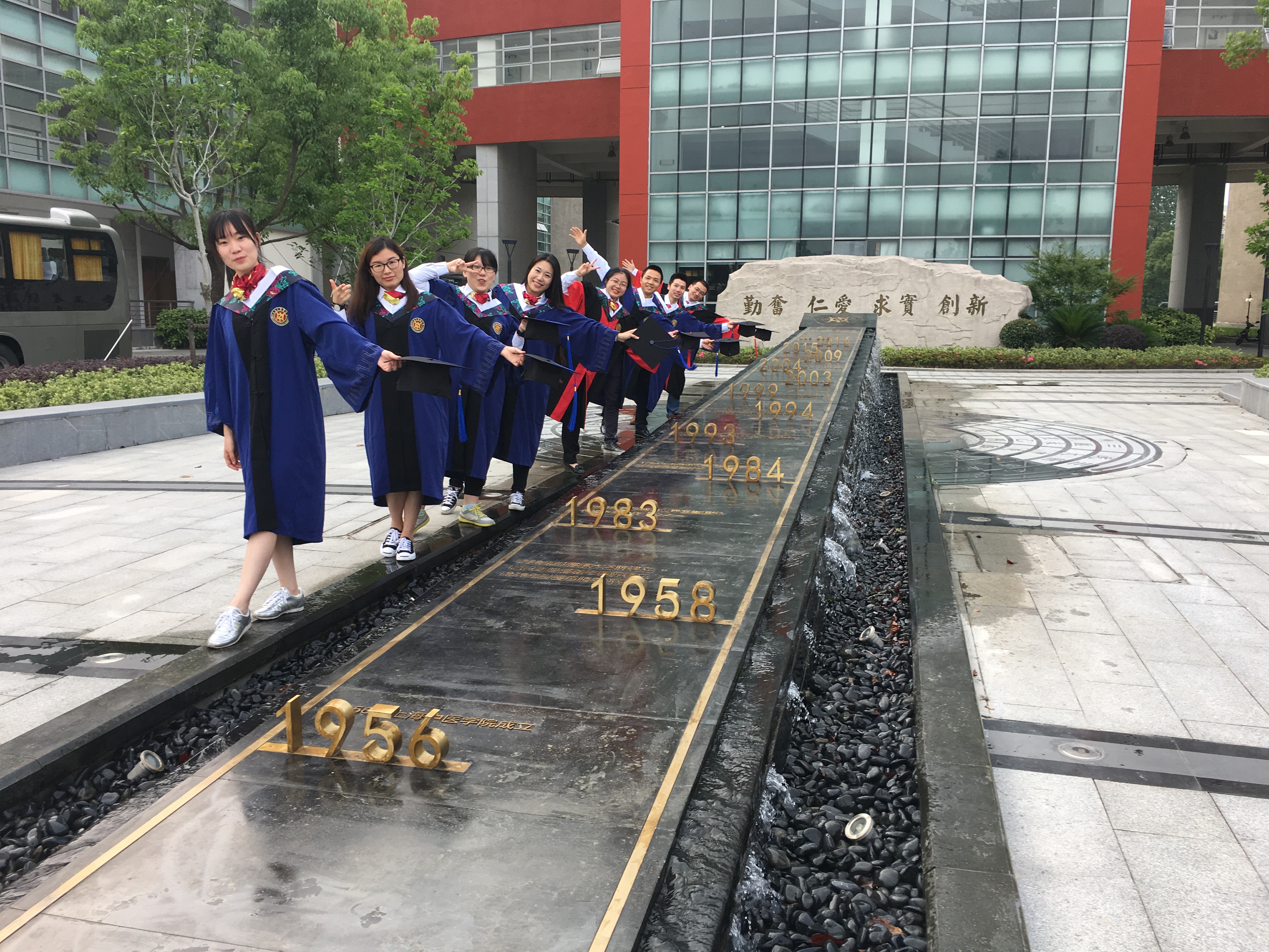 2017届研究生创意毕业照掠影